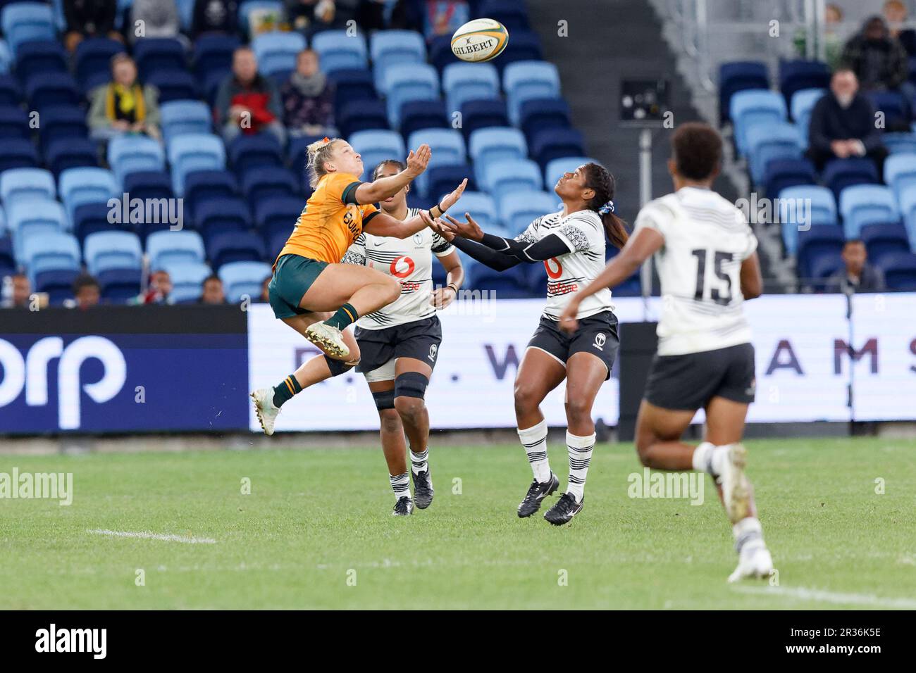 Georgina Friedrichs von den australischen Wallaroos springt beim Rugby Women's International Match zwischen Australien und Fidschi in Allia auf einen Ball Stockfoto