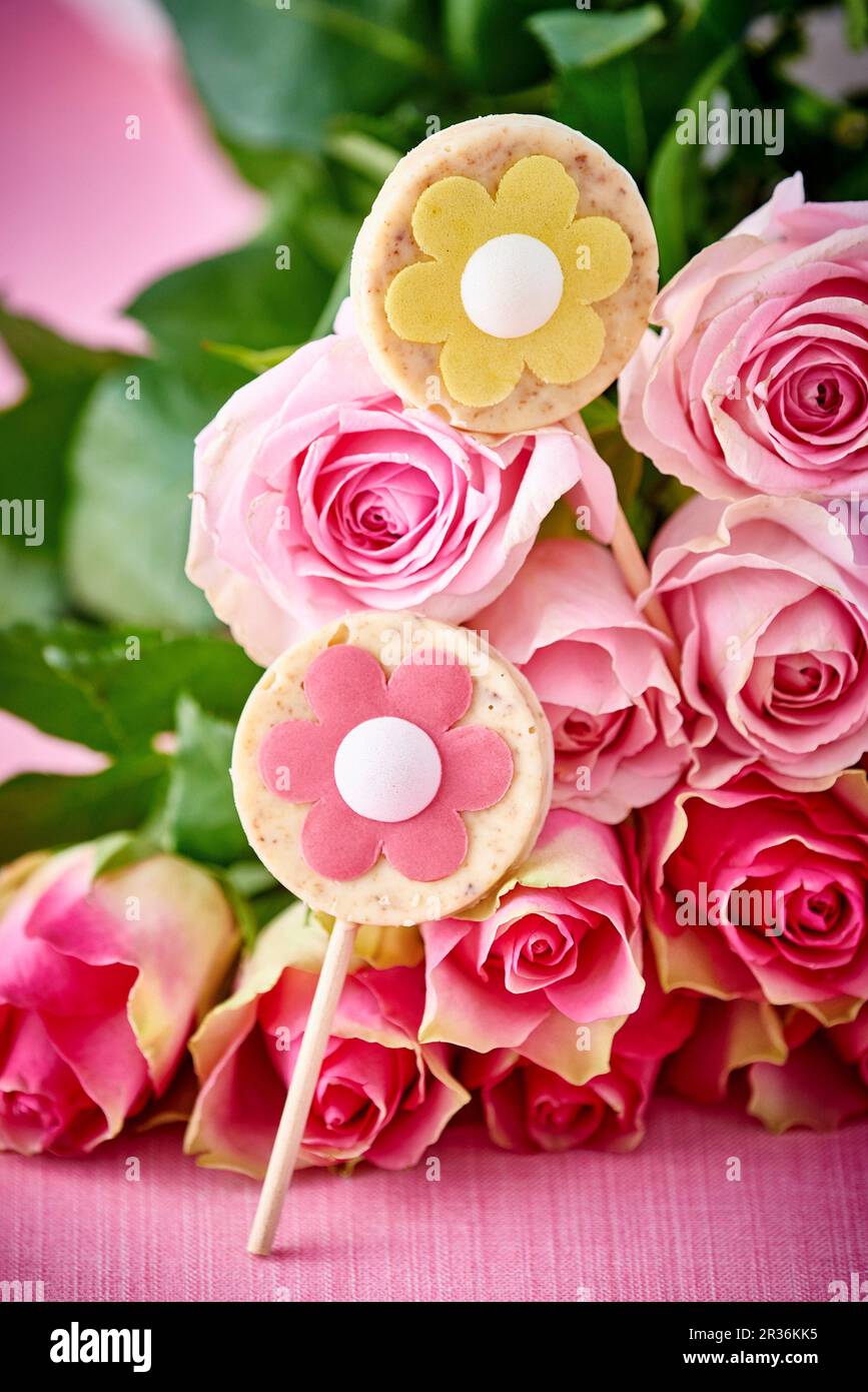 Weiße Schokoladenlollies mit Marzipanblüten Stockfoto