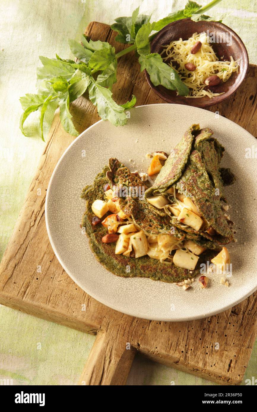 Kräuterpfannkuchen mit Pastinaken und Haselnüssen Stockfoto