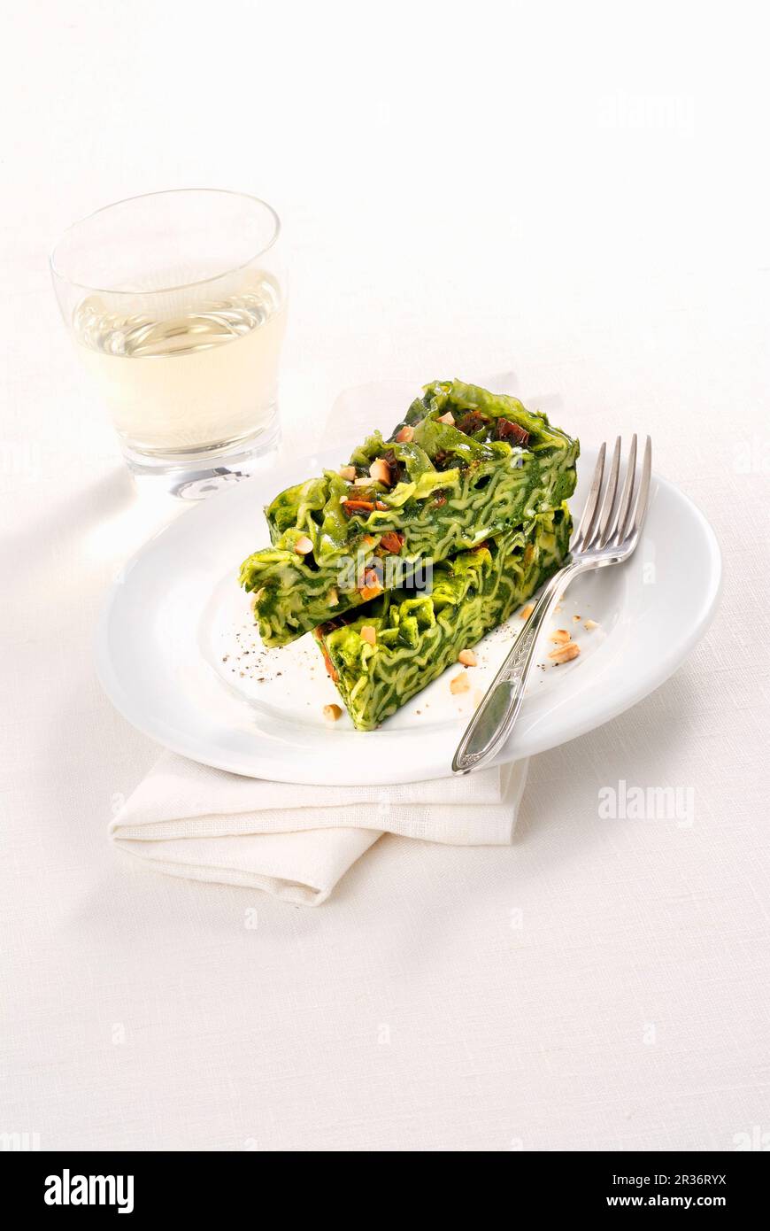 Frittata verde alle Reginette (italienisches Kräuter- und Nudelomelett) Stockfoto