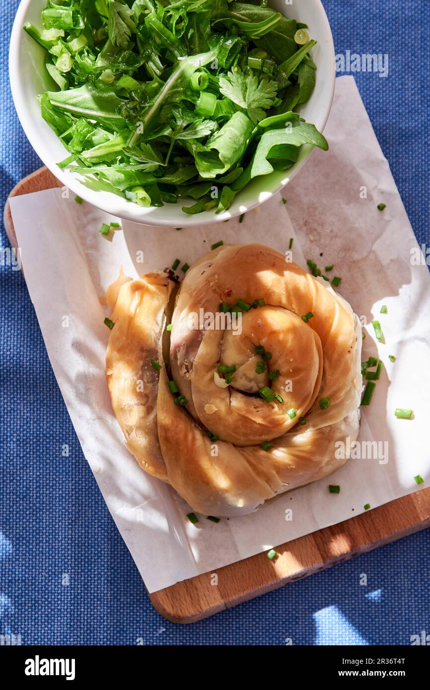 Ein griechisches Filo-Gebäck mit Salat Stockfoto