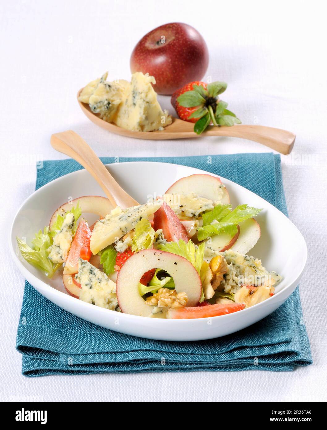 Salat mit Stilton, Apple und Erdbeeren Stockfoto