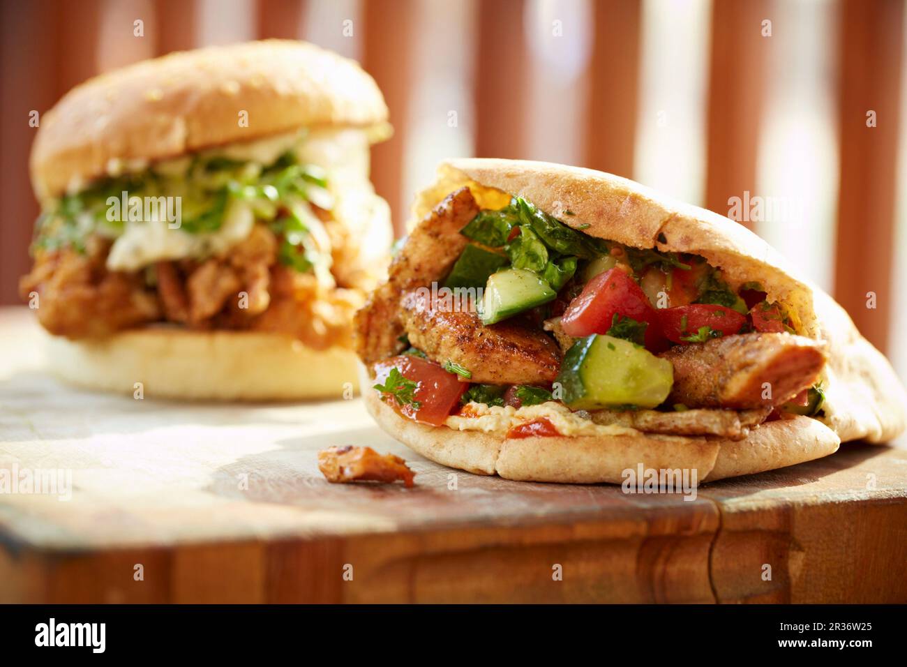 Lachs-Schwarma und ein Burger mit gebratenen Austern auf einem Foodtruck Stockfoto