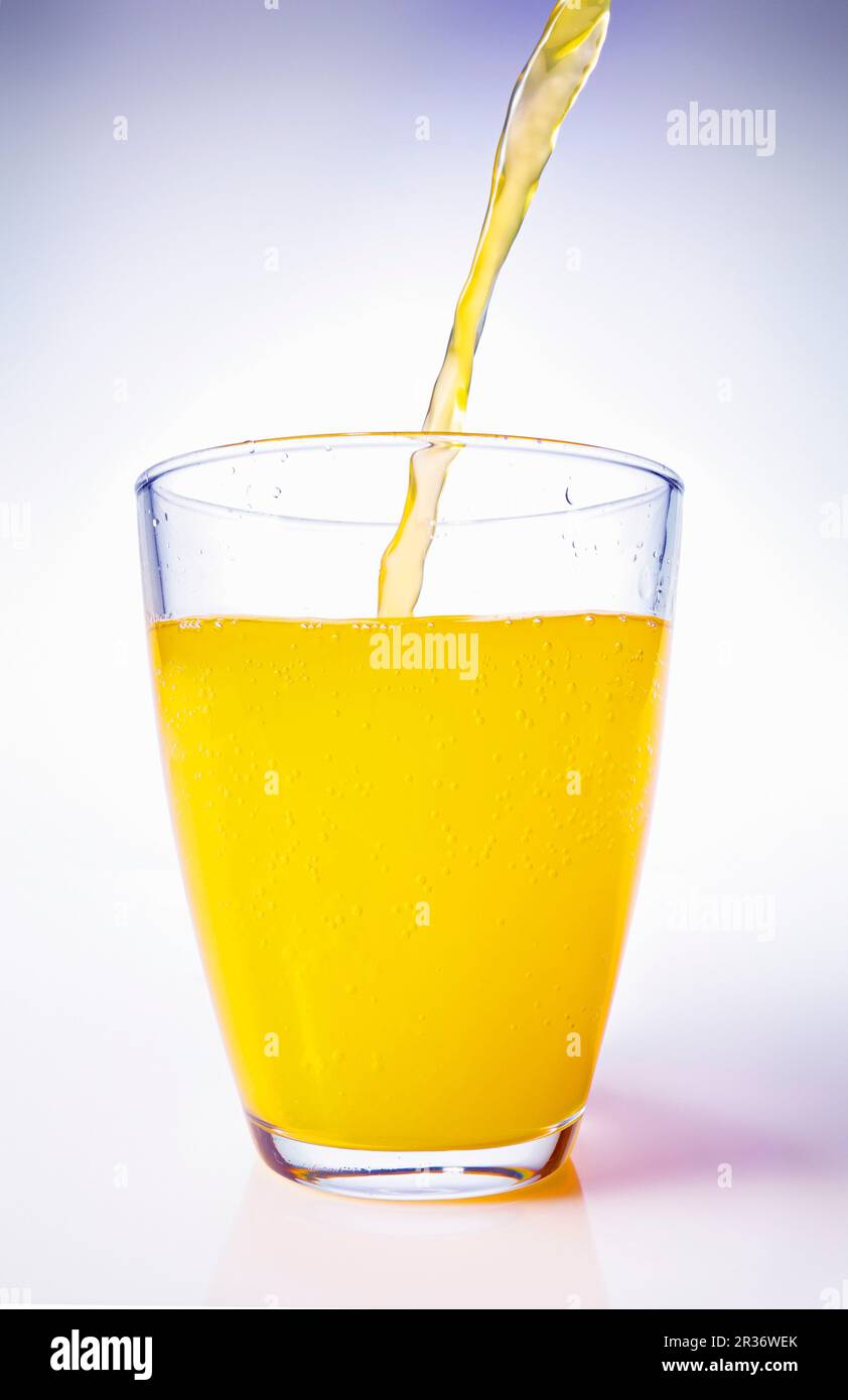 Orangensaft in ein Stängelglas Stockfoto