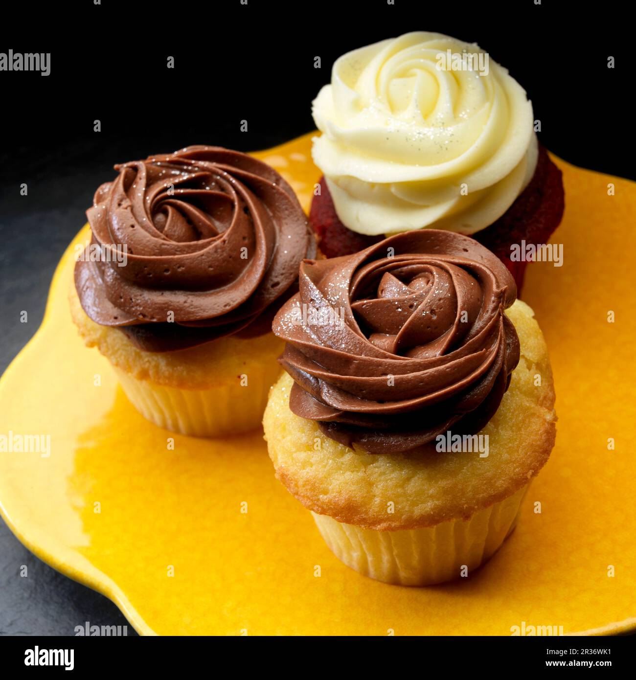 Drei Tassen Kuchen mit dunkler und weißer Schokoladencreme Stockfoto