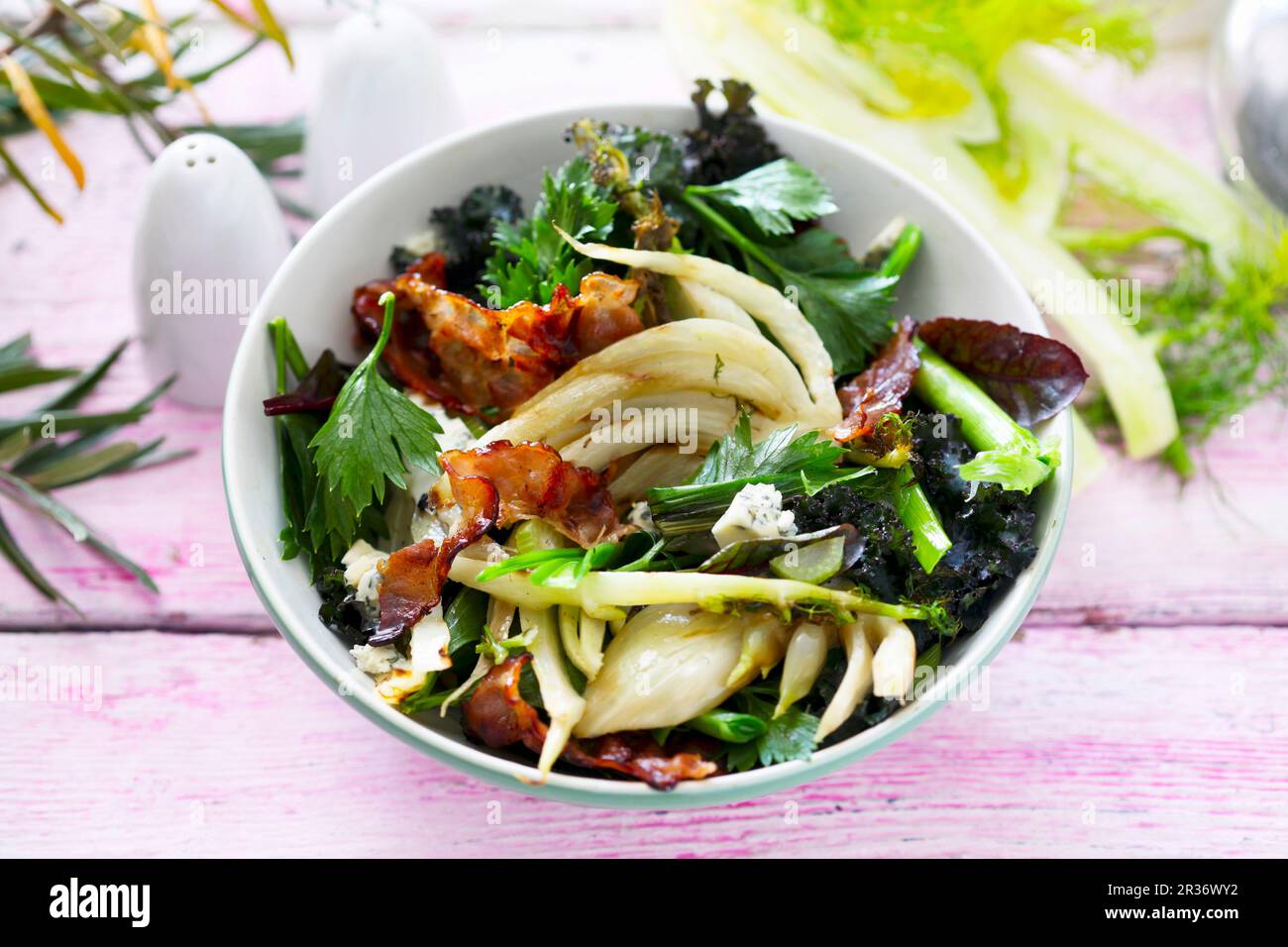 Blattsalat mit gegrilltem Fenchel, Speck und Blauschimmelkäse Stockfoto