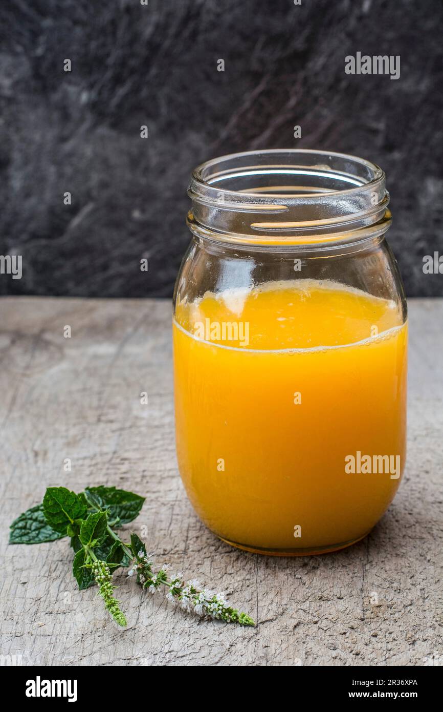Orangensaft in einem Glas mit Schraubverschluss Stockfoto