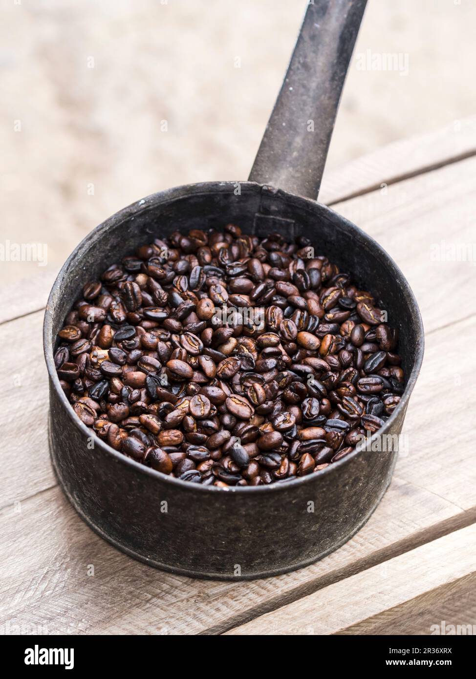 Eine Kanne voller frisch gerösteter Kaffeebohnen für eine äthiopische Kaffeezeremonie. Stockfoto