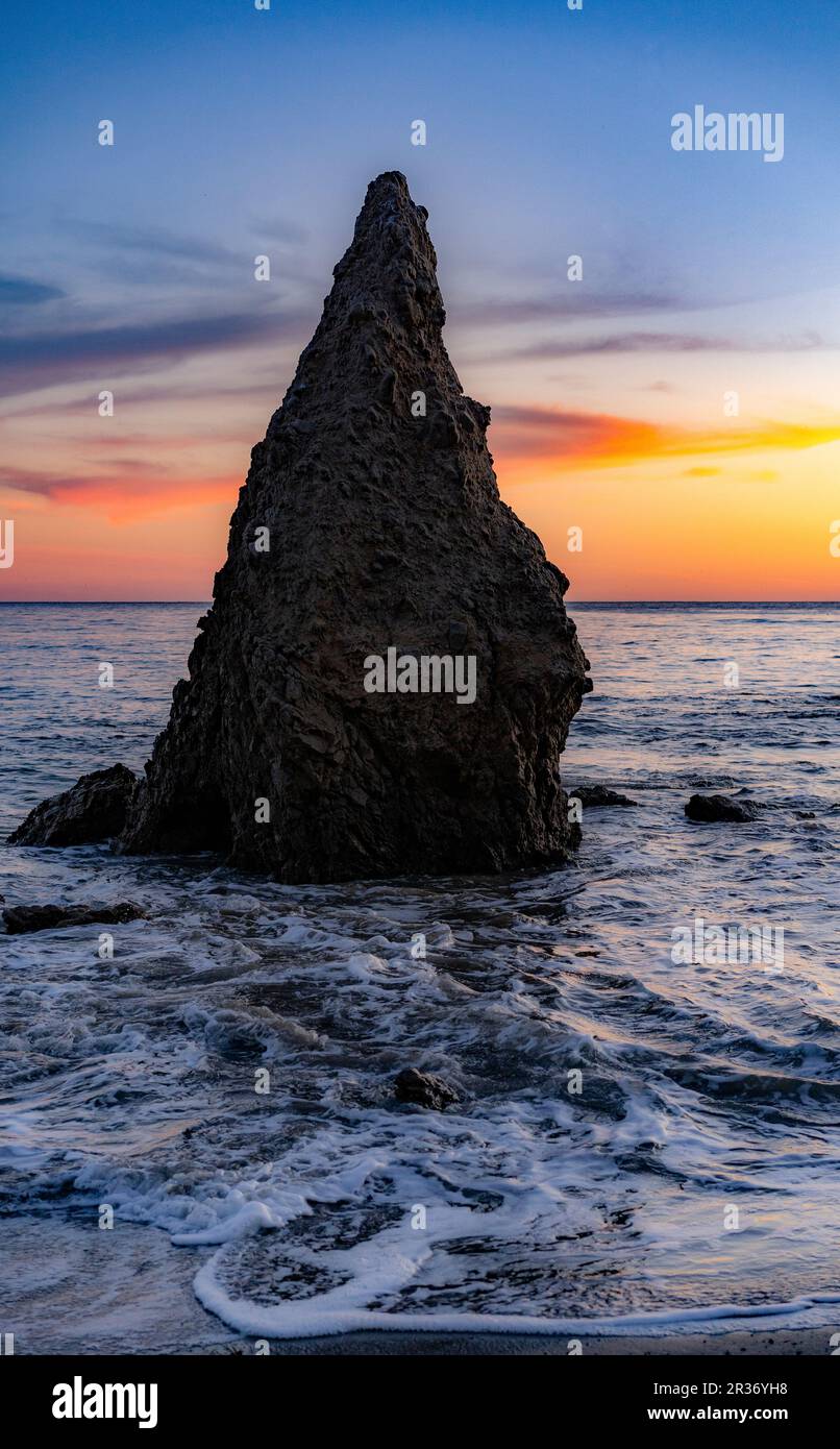 Sonnenuntergang am Meer am El Matador Beach, Malibu, Kalifornien Stockfoto