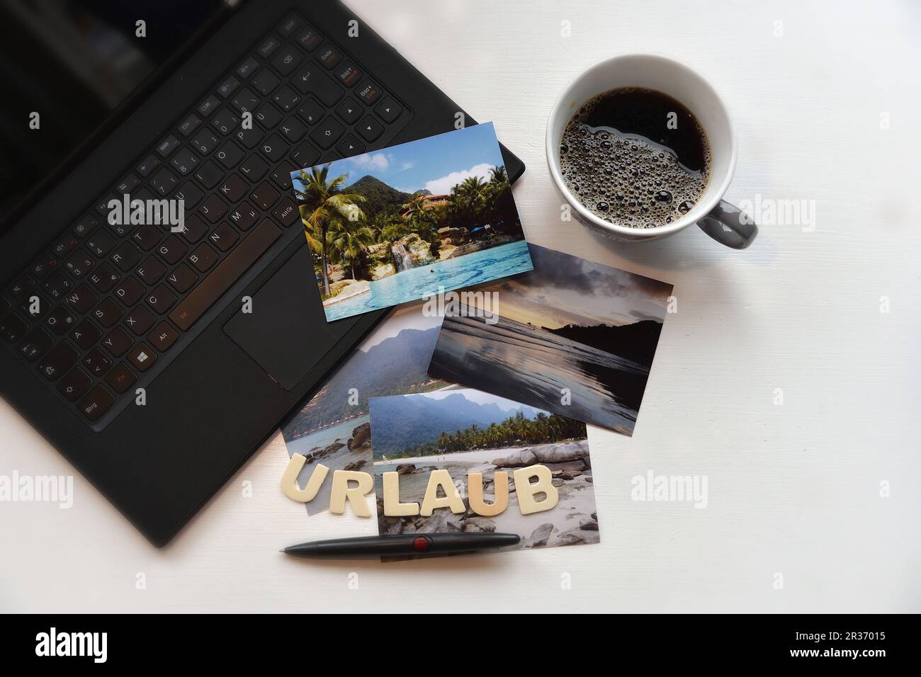 Urlaubsplanung online PC Fotos Kaffee Stockfoto