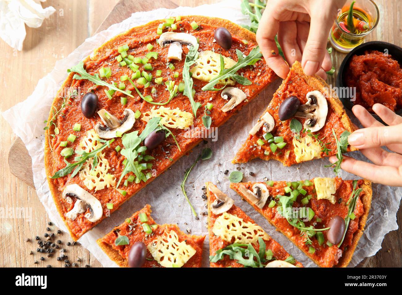 Eine vegane Pizza mit Ananas, Pilze und Oliven, in Scheiben geschnitten Stockfoto