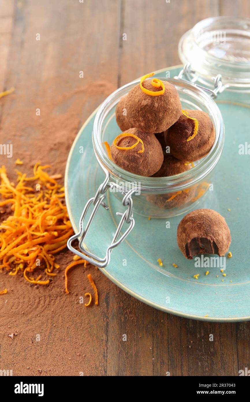 Vegane Schokolade und Orangentrüffel in einem Glasgefäß Stockfoto