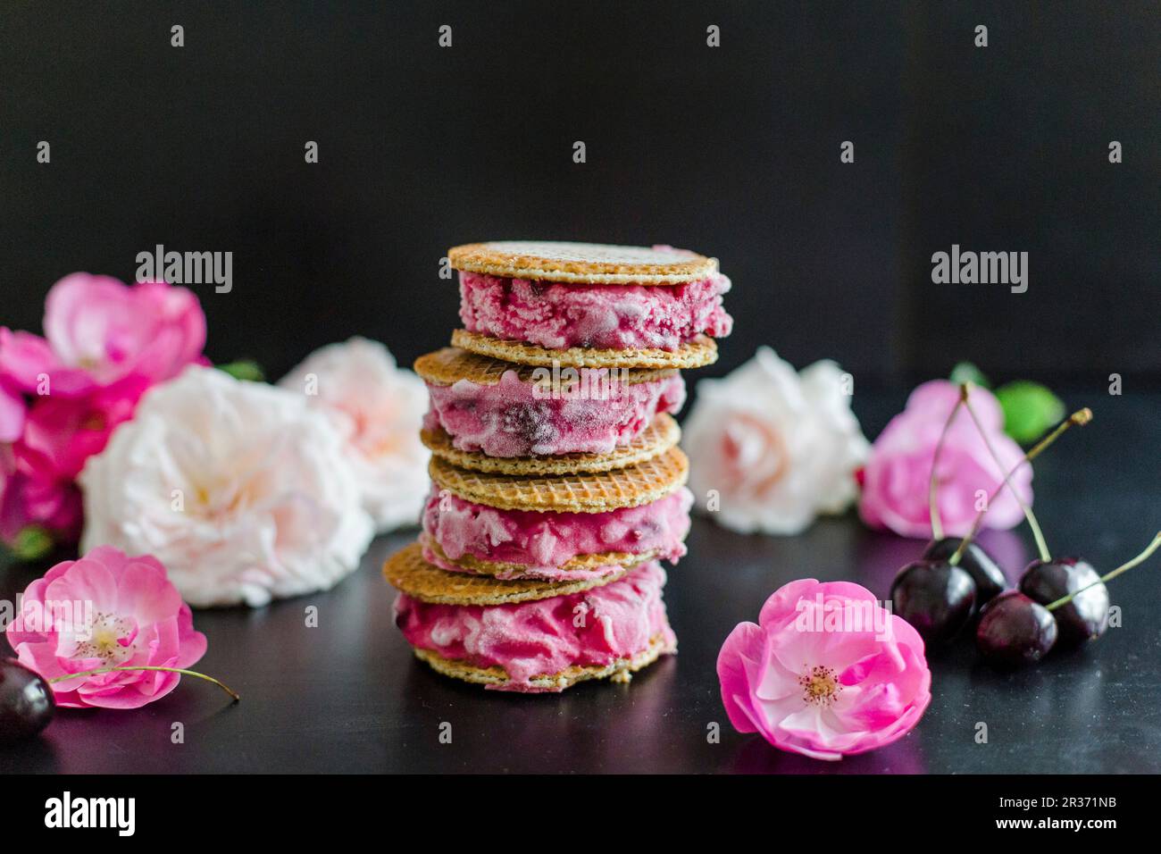 Ein Stapel Kirscheis-Waffel-Sandwiches Stockfoto