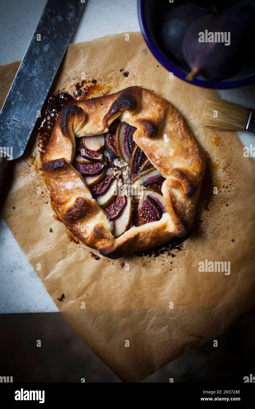 Shortcrust Sweet Gebäck Galette, gefaltet und gefüllt mit gemahlenen Mandeln und dünnen Scheiben frischer Birnen, Feigen und einer Vanillezuckerkruste Stockfoto