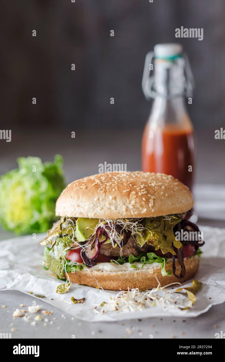 Ein Hamburger mit Seetang-Speck, Bohnensprossen und Erdbeer-Ketchup Stockfoto