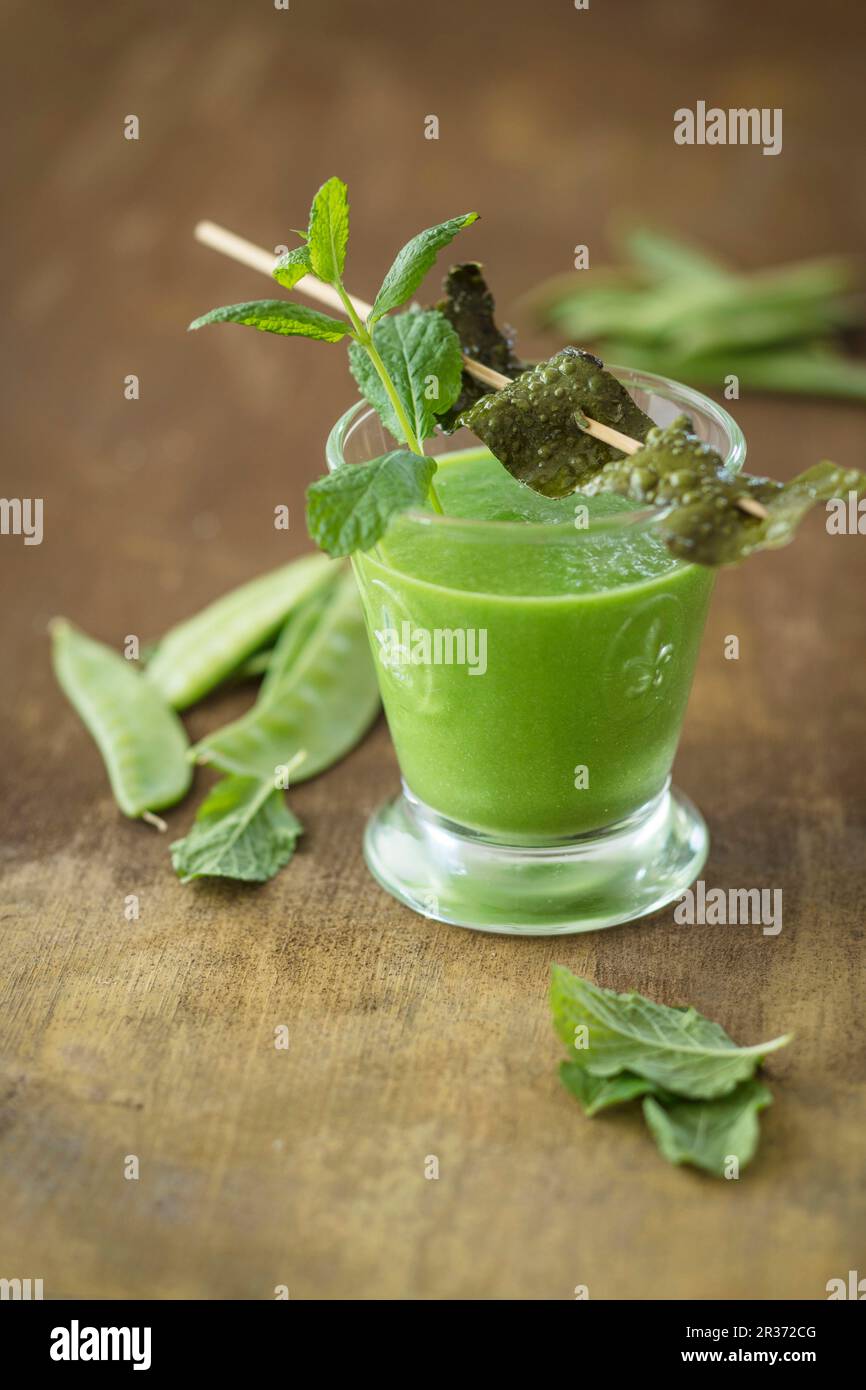 Vegane Schneerbse mit Algenspeck und Minze (Entgiftung) Stockfoto