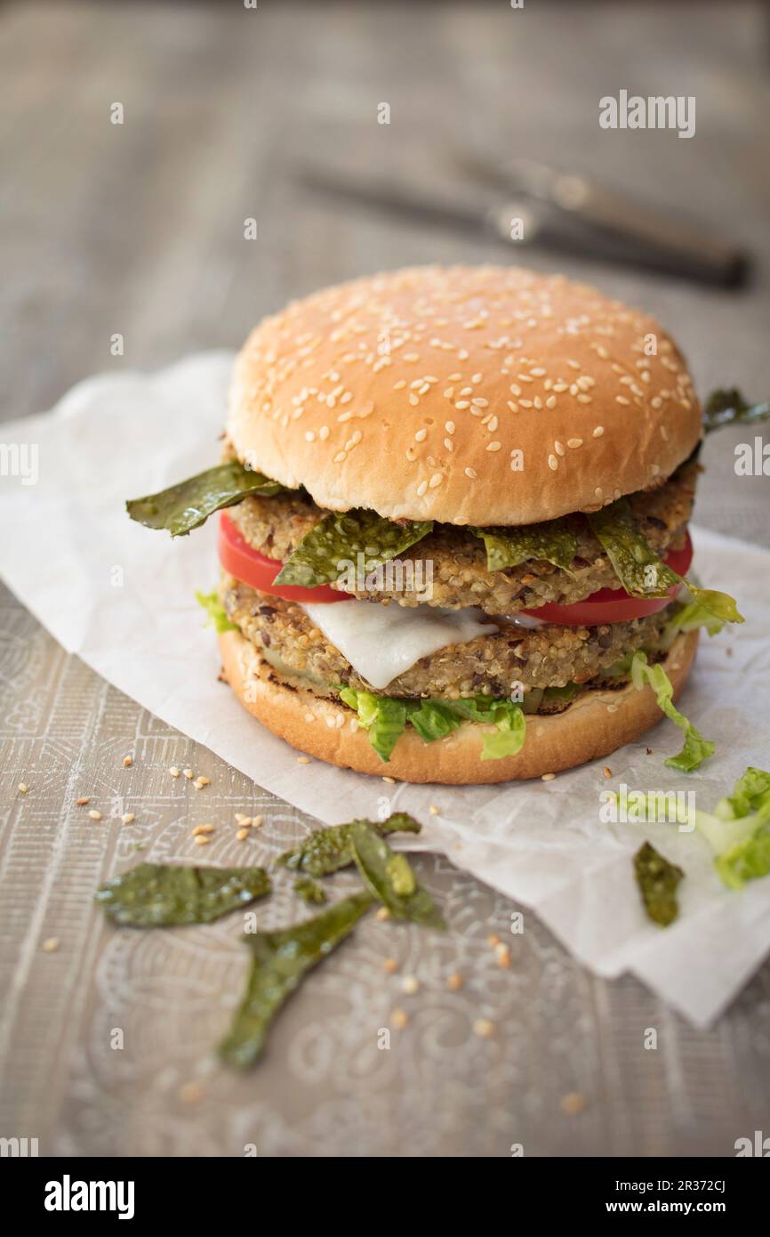 Quinoa-Burger mit Algenspeck und Ziege gouda Stockfoto