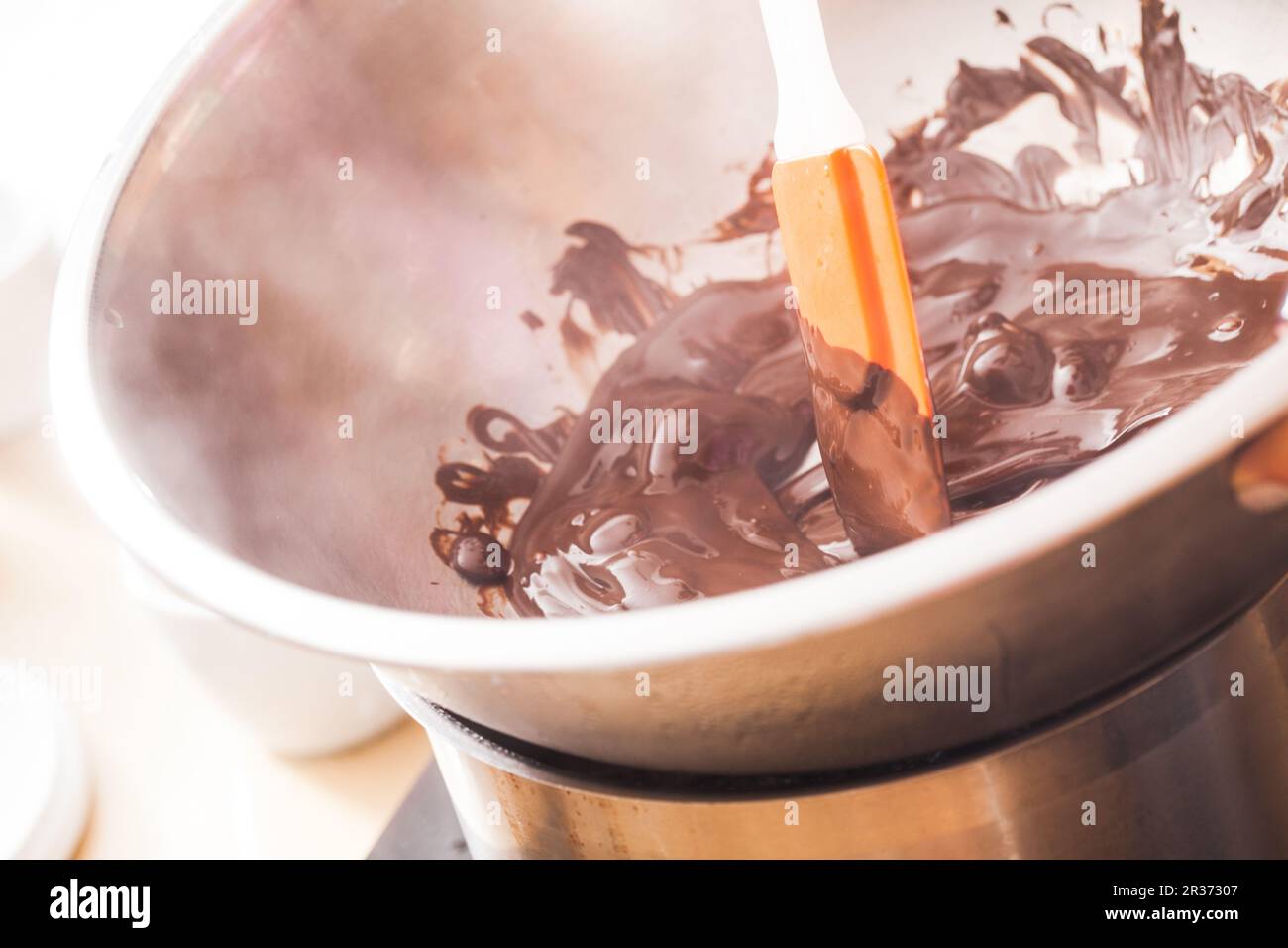 Schmelzende Schokolade in eine Schüssel geben Stockfoto