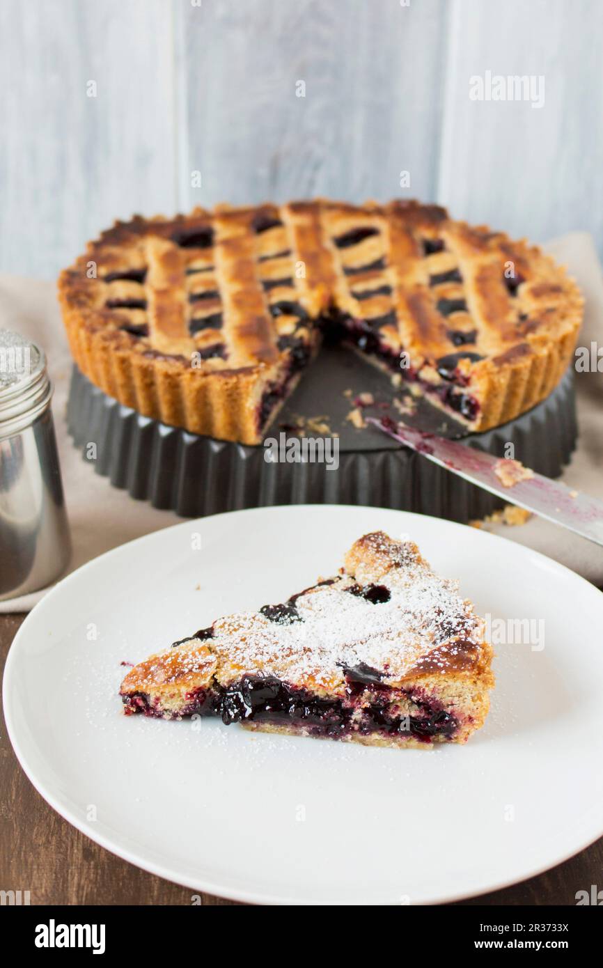 Linzer Torte, ein Stück auf dem Server Stockfoto