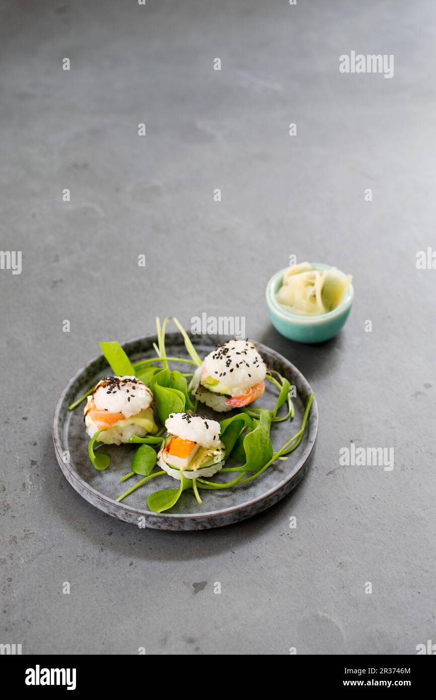 Drei Mini sushi Burger mit portulak und Ingwer in eine Schüssel geben. Stockfoto