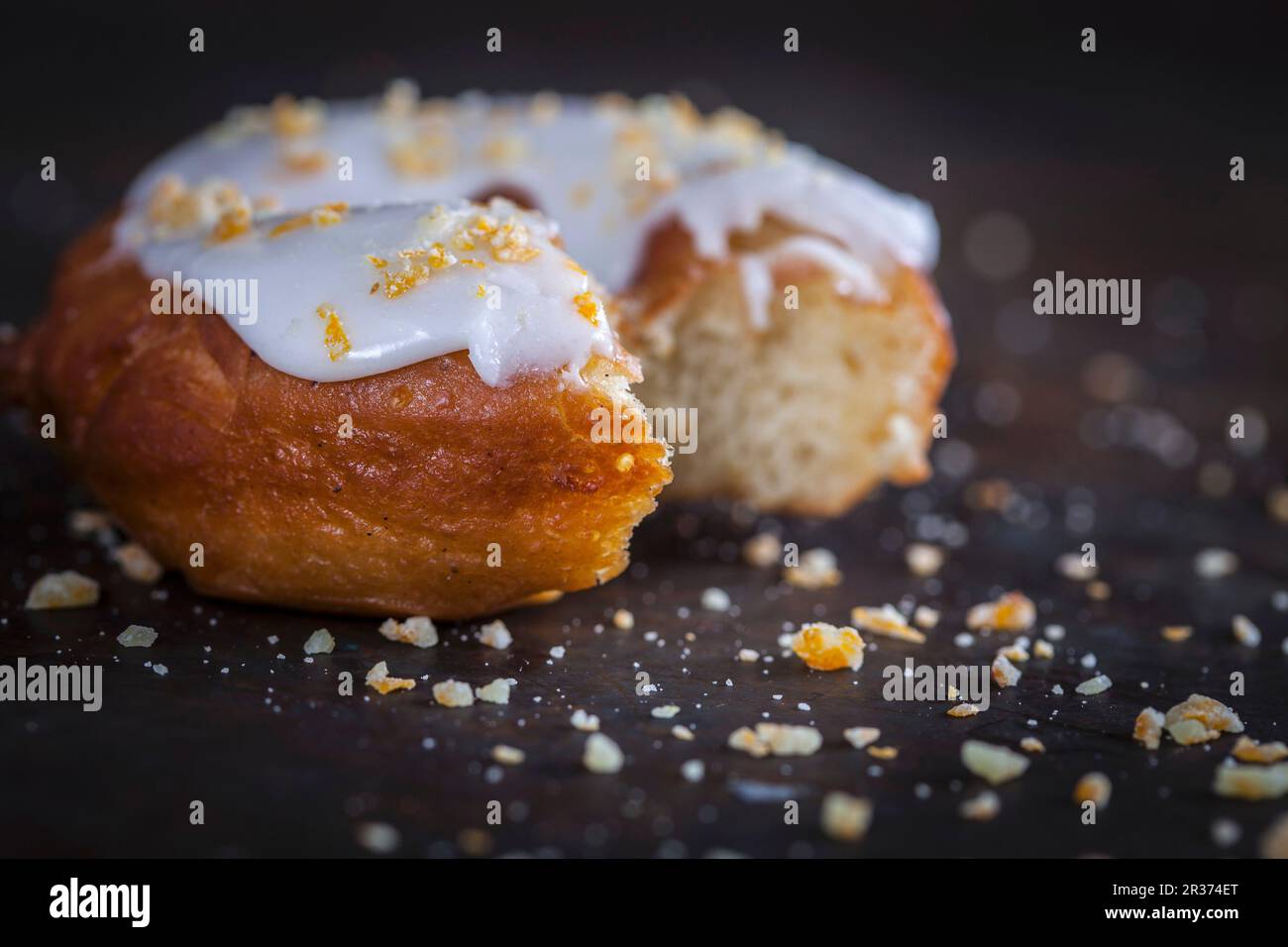 Donut mit Zitronenglasur und kandierten Orange Stockfoto