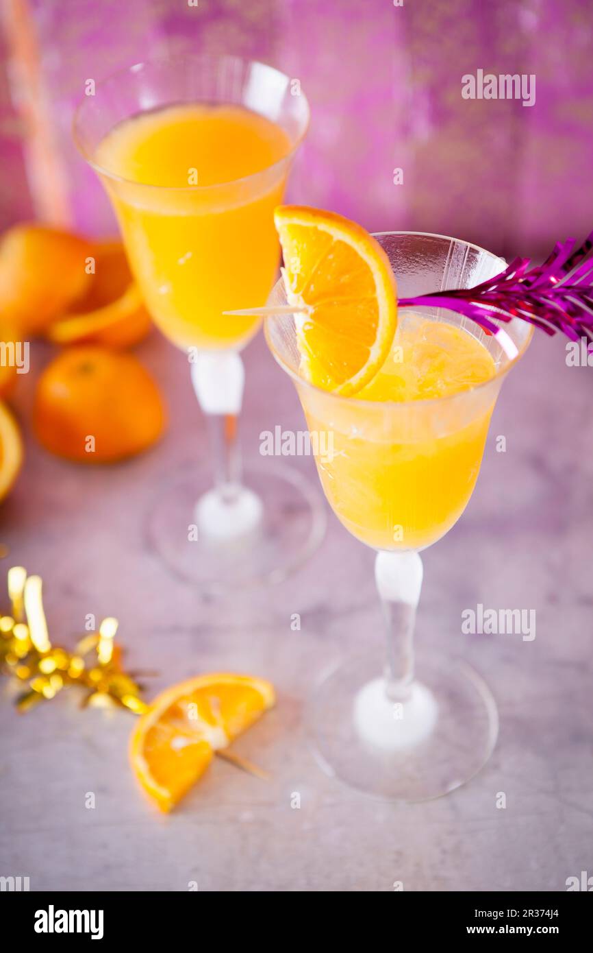 Apricot sour Cocktails mit Orangensaft Stockfoto