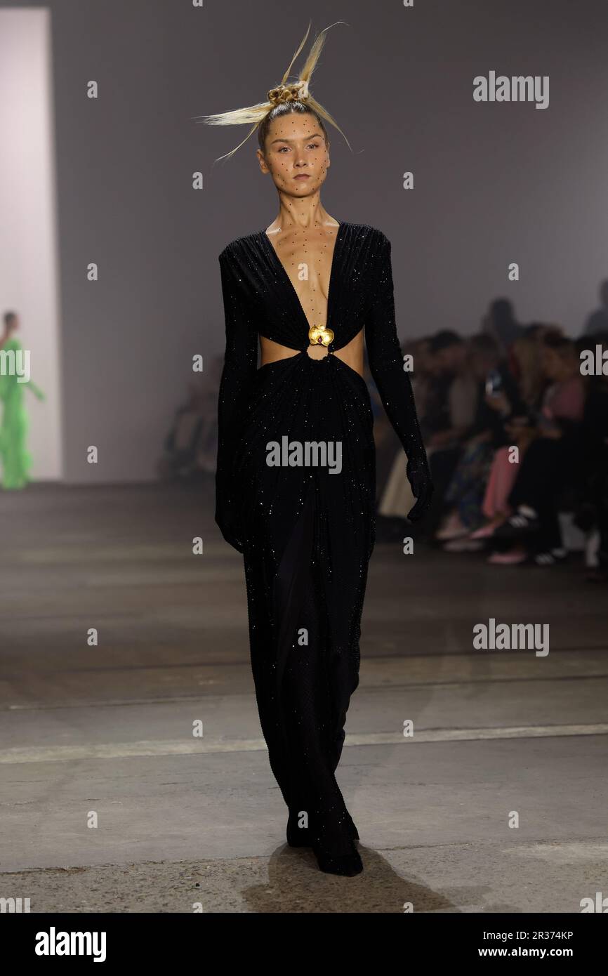Während DER Afterpay Australian Fashion Week 2023 bei Carriageworks am 15. Mai 2023 in Sydney, aus, läuft ein Model während DER YOUSEF AKBAR Show auf der Landebahn Stockfoto