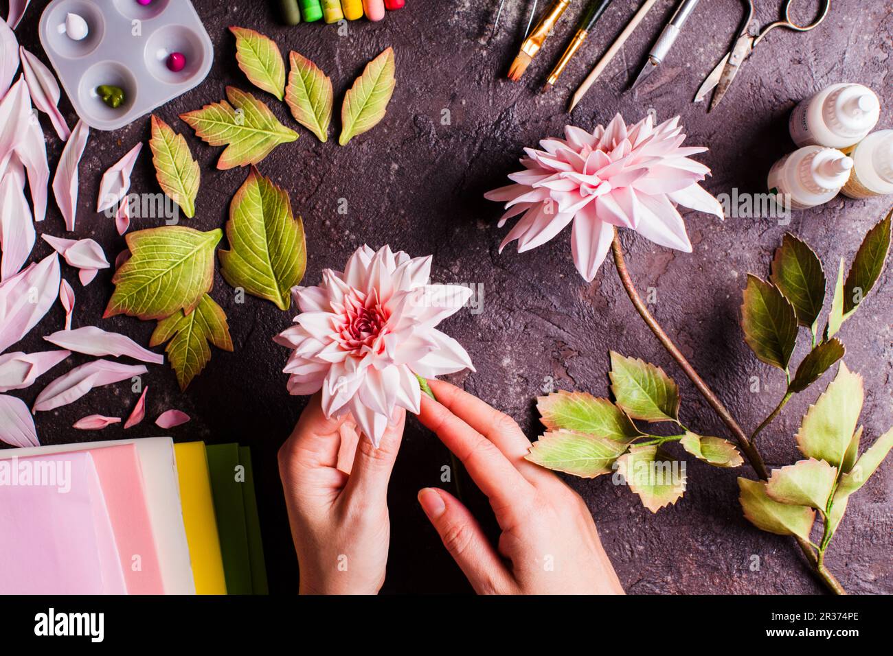 Handgemachte DIY Herstellung realistische Blumen aus Schaumstoff  Stockfotografie - Alamy