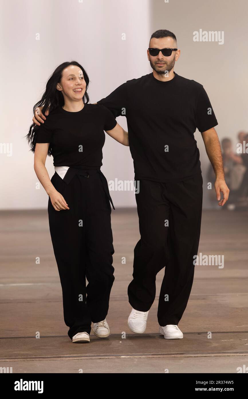 Designer Yousef Akbar dankt dem Publikum nach der YOUSEF AKBAR Show während der Afterpay Australian Fashion Week 2023 bei Carriageworks am 15. Mai 20 Stockfoto