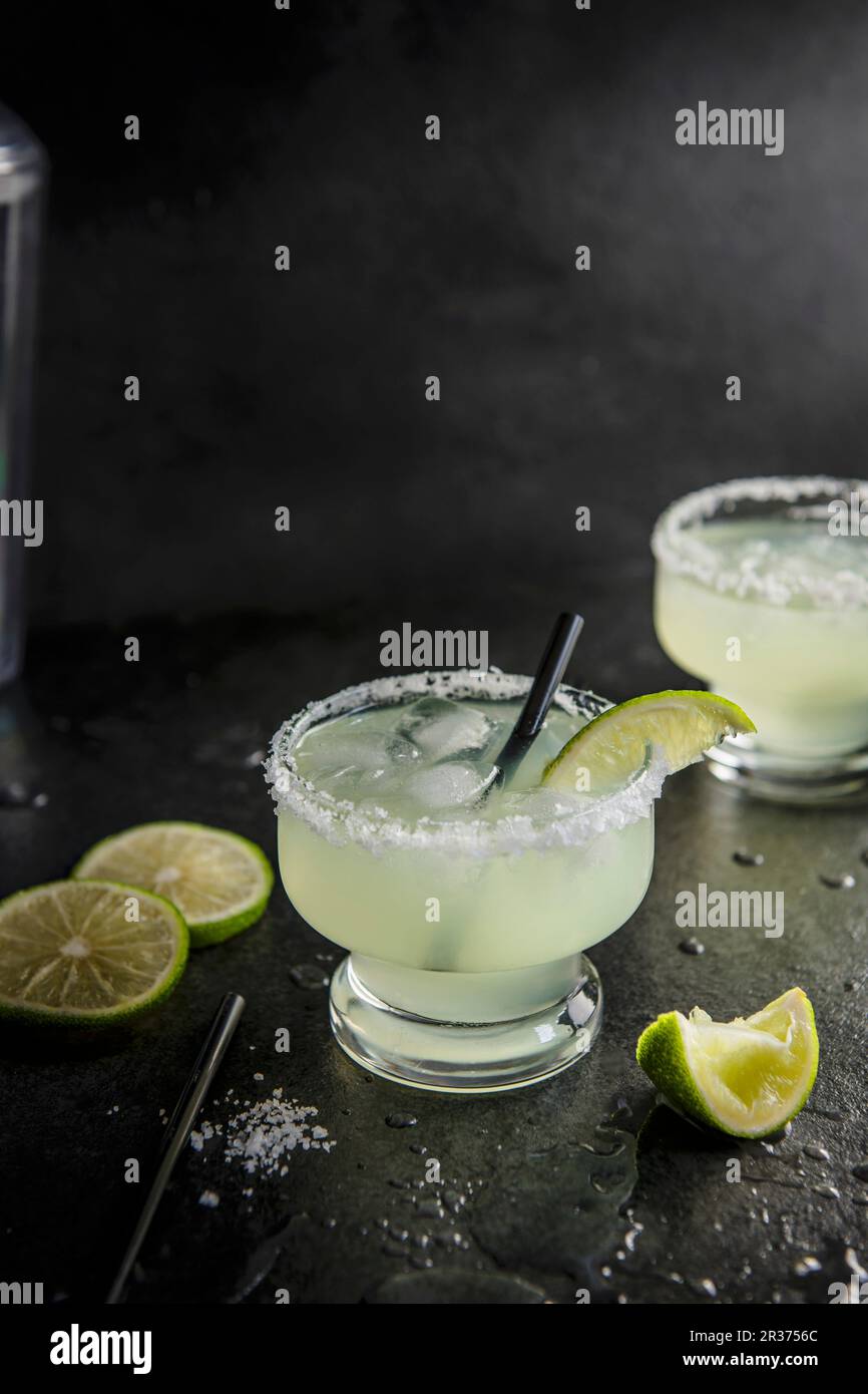 Margarita-Cocktail mit gesalzenem Glas, Limette und Tequilla Stockfoto