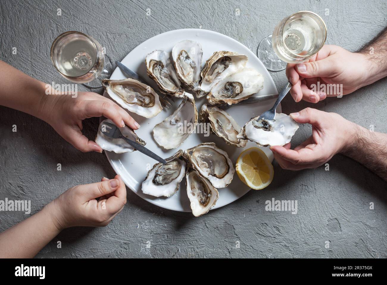 Exotische Gericht - Austern mit Wein Stockfoto