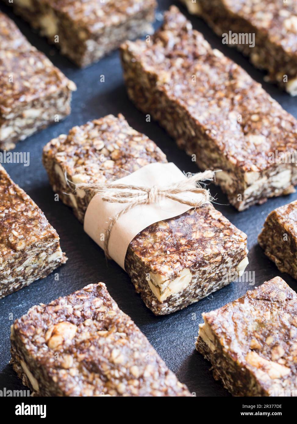 Hausgemachten gesunden Protein Granola Bars mit Cashew-nüssen und Cashew-nuss Butter Stockfoto