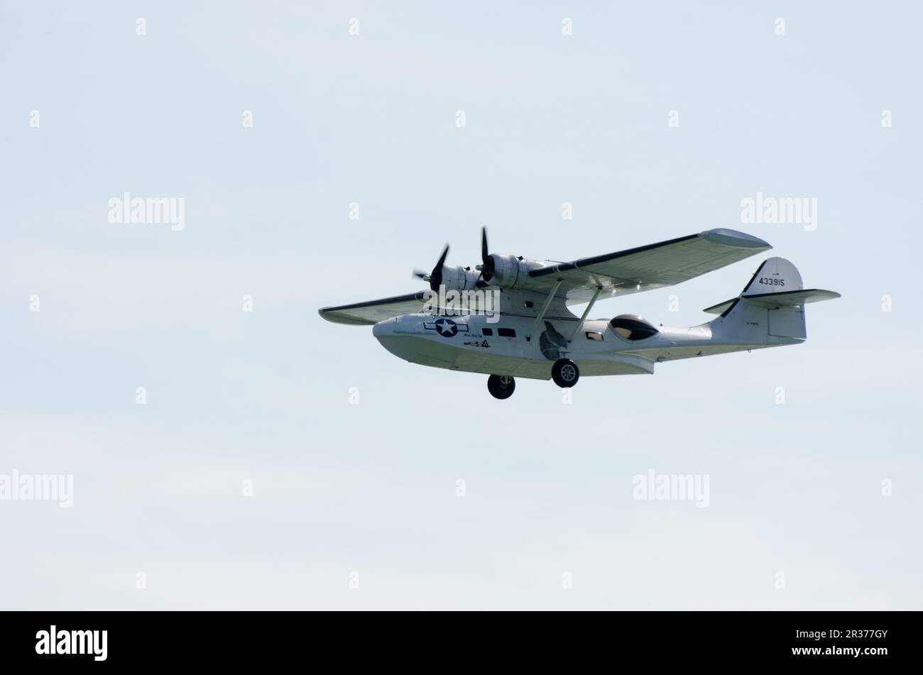 Catalina Wasserflugzeug im Zweiten Weltkrieg USA Marineblaue Farben mit Himmel im Hintergrund Stockfoto