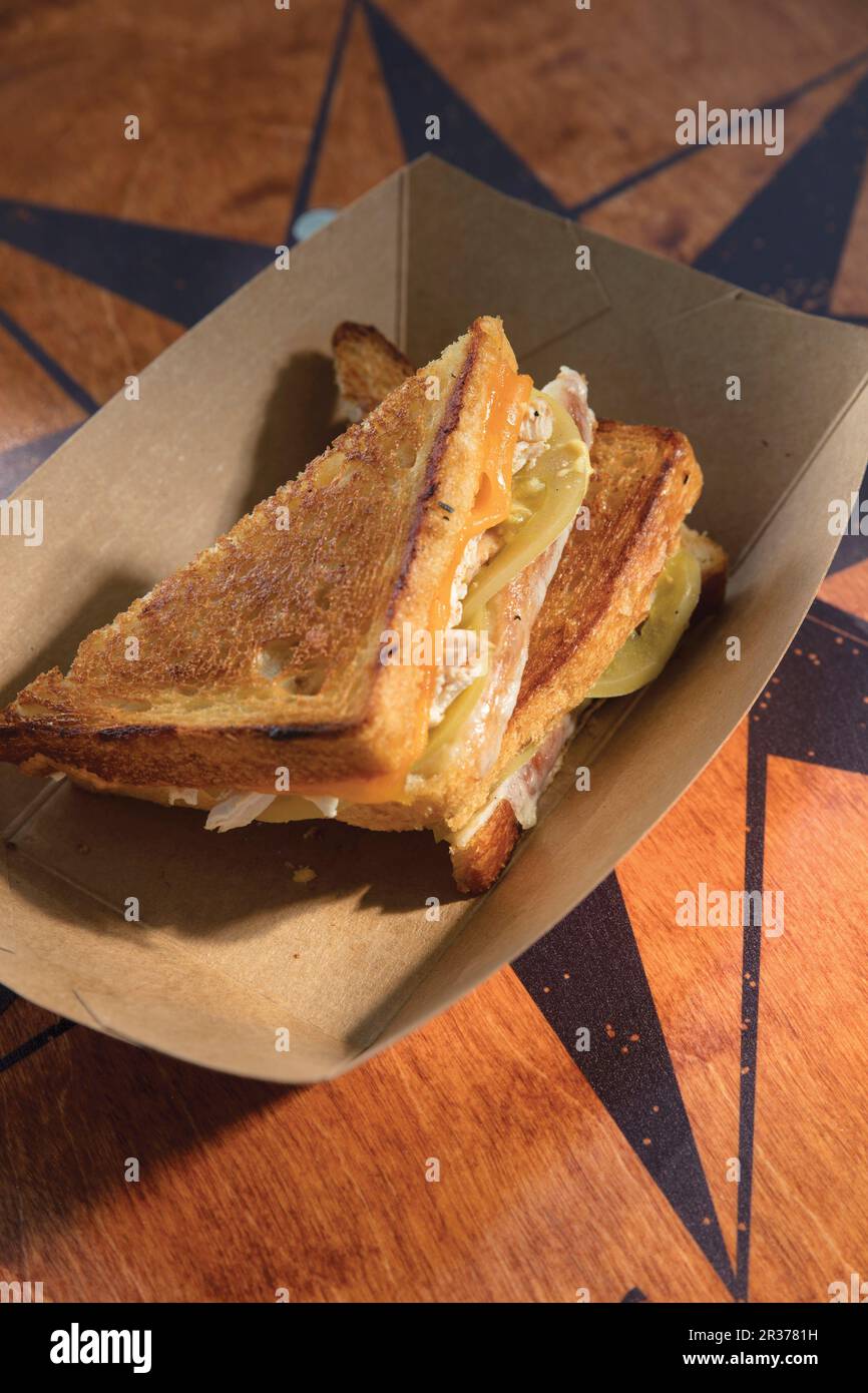 Gegrillter Käse, in Dreiecken geschnitten und in Pappschüssel serviert Stockfoto