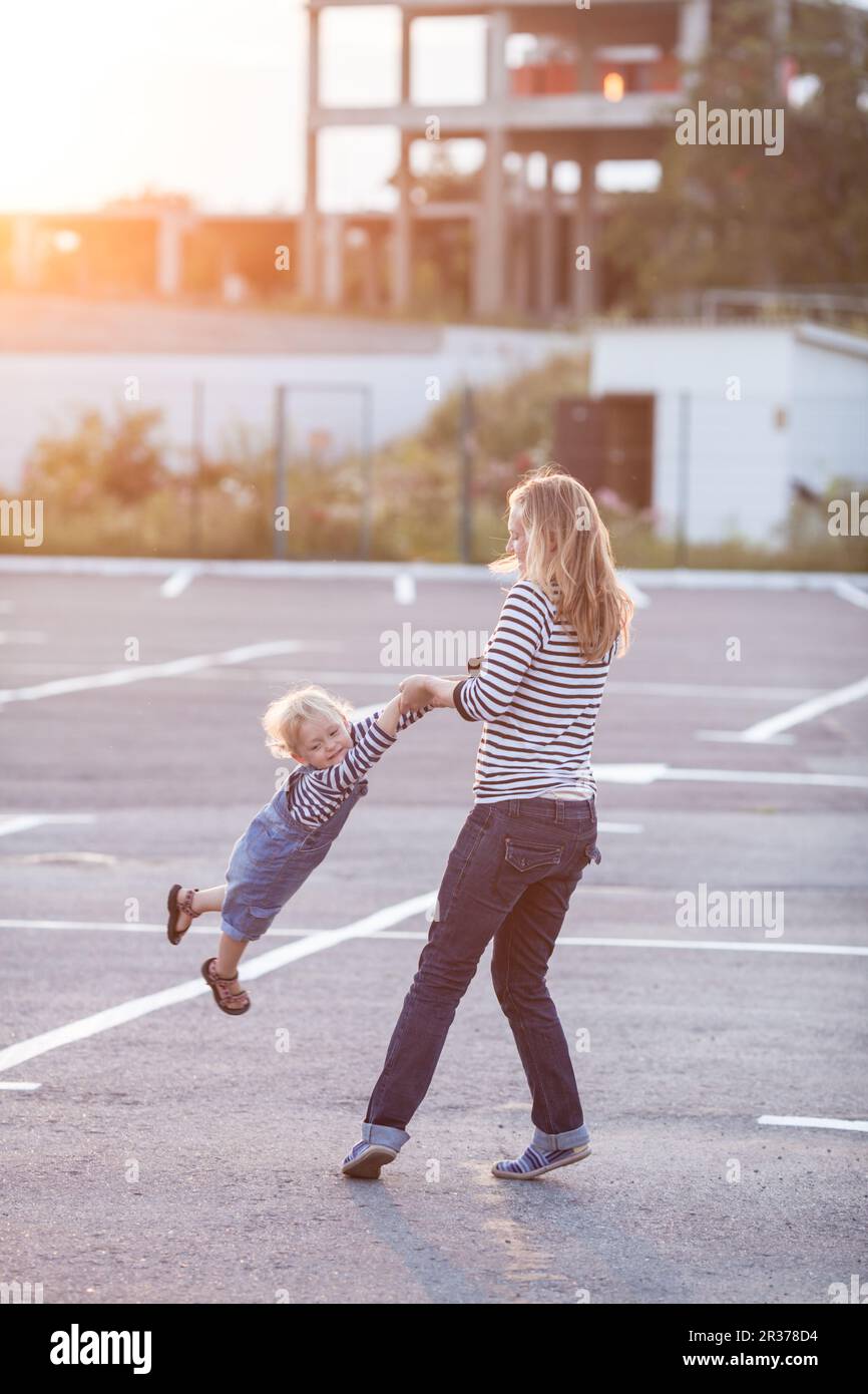 Mutter mit Tochter viel Spaß Stockfoto