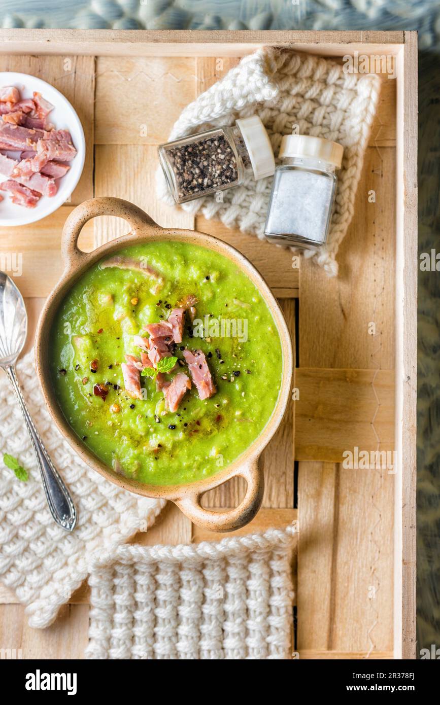 Erbsensuppe mit Schinken und Pfefferminze Stockfoto