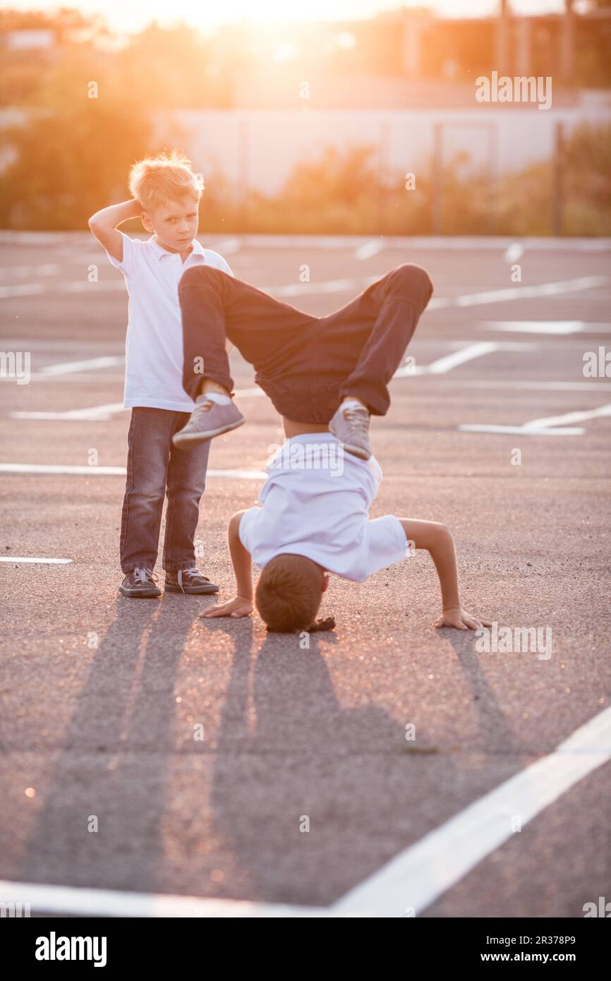 Der junge auf den Kopf stehend Stockfoto