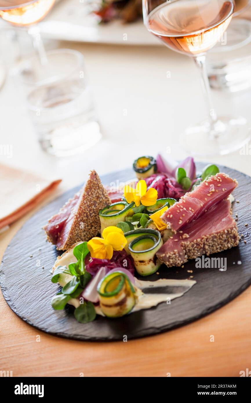 Thunfisch in einer Sesamkruste mit gegrillten Zucchini Stockfoto