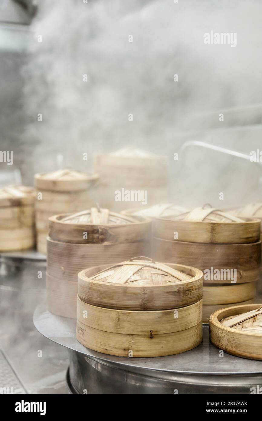 Dampfkrbe aus Bambus in einer dampfenden Kche in China Stockfotografie -  Alamy