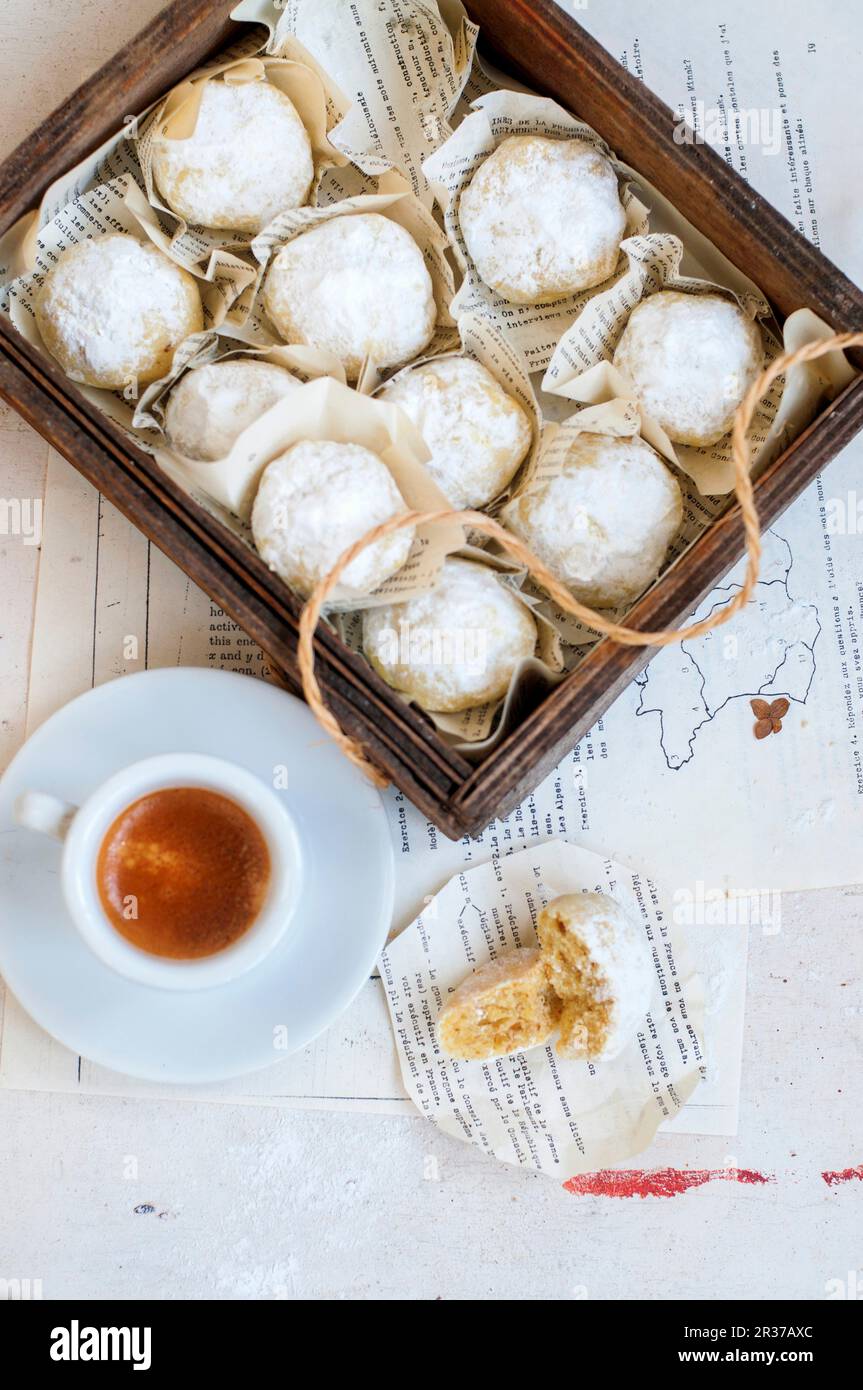 Walnuss Cookies in Puderzucker bedeckt und mit einem Espresso serviert. Stockfoto