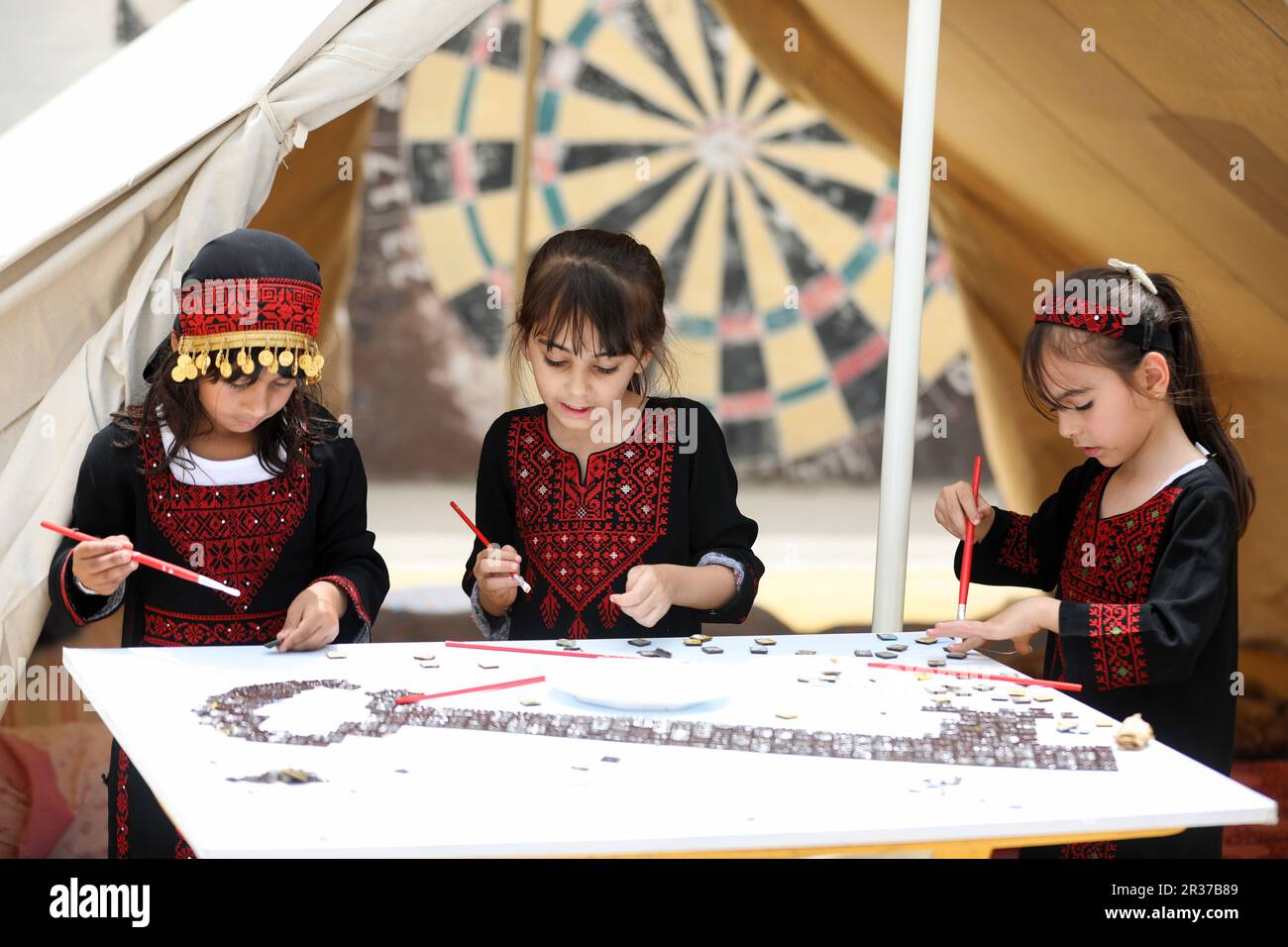 Gaza, Palästina. 22. Mai 2023. Palästinensische Kinder ziehen den so genannten "Schlüssel zur Rückkehr" während des Gedenkens an den fünfundsiebzigsten Jahrestag des "palästinensischen Nakba" im Jahr 1948 in Khan Yunis im südlichen Gazastreifen. Kredit: SOPA Images Limited/Alamy Live News Stockfoto