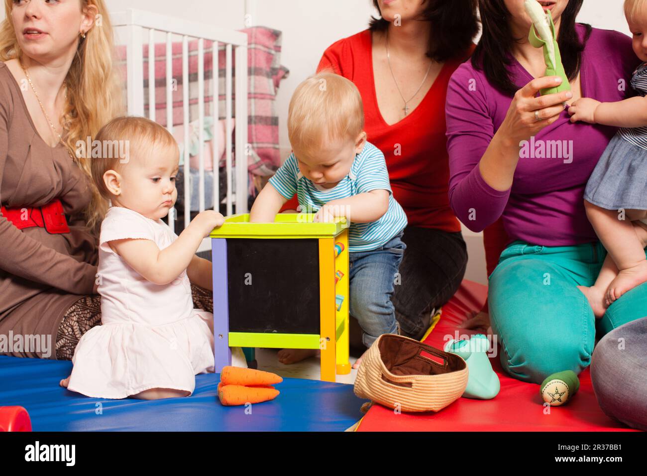 Gruppe von Müttern mit ihren Babys Stockfoto