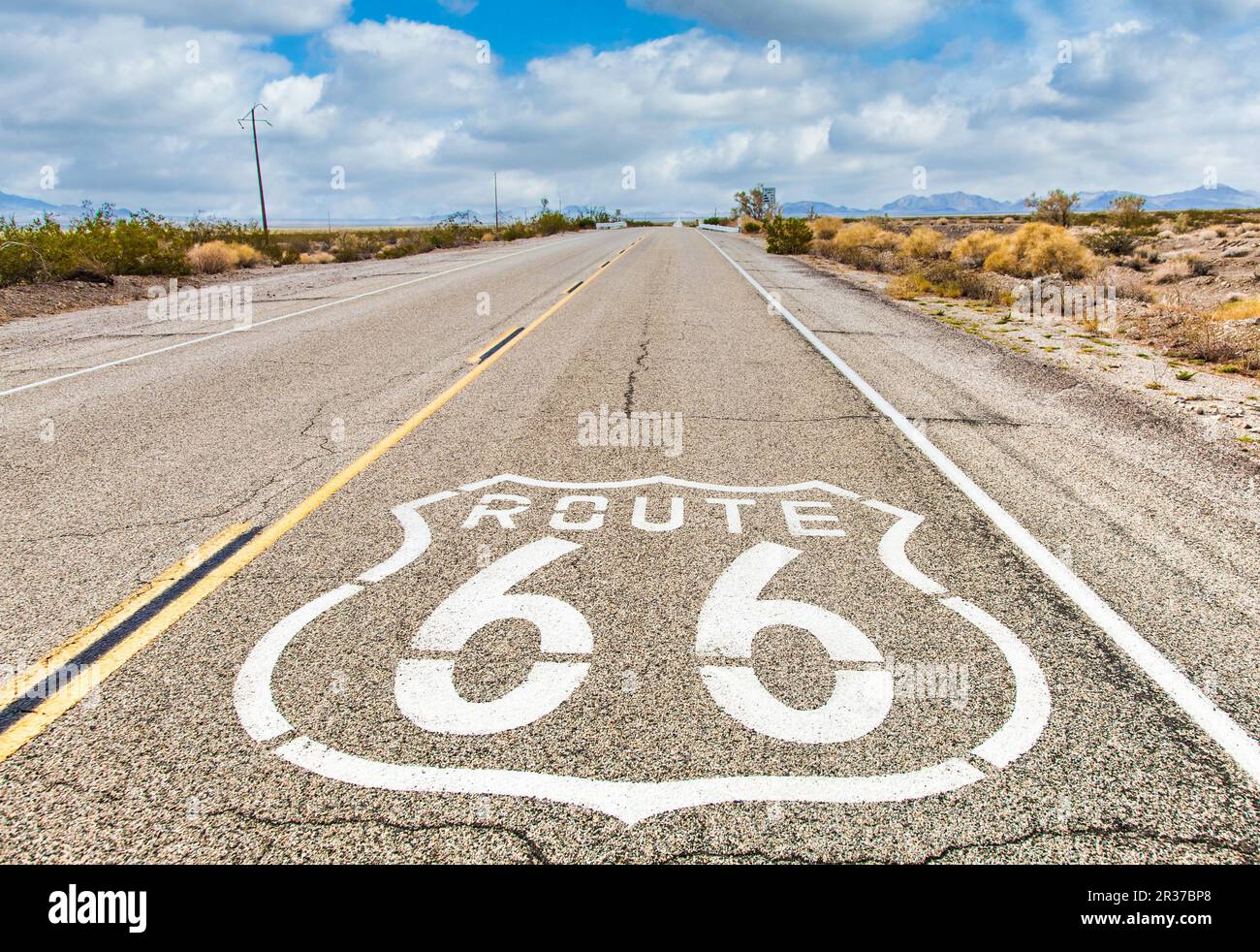 Straßenschild für die Route 66 mit blauem Himmelshintergrund. Historische Straße mit niemandem. Klassisches Konzept für Reisen und Abenteuer im Vintage-Stil Stockfoto