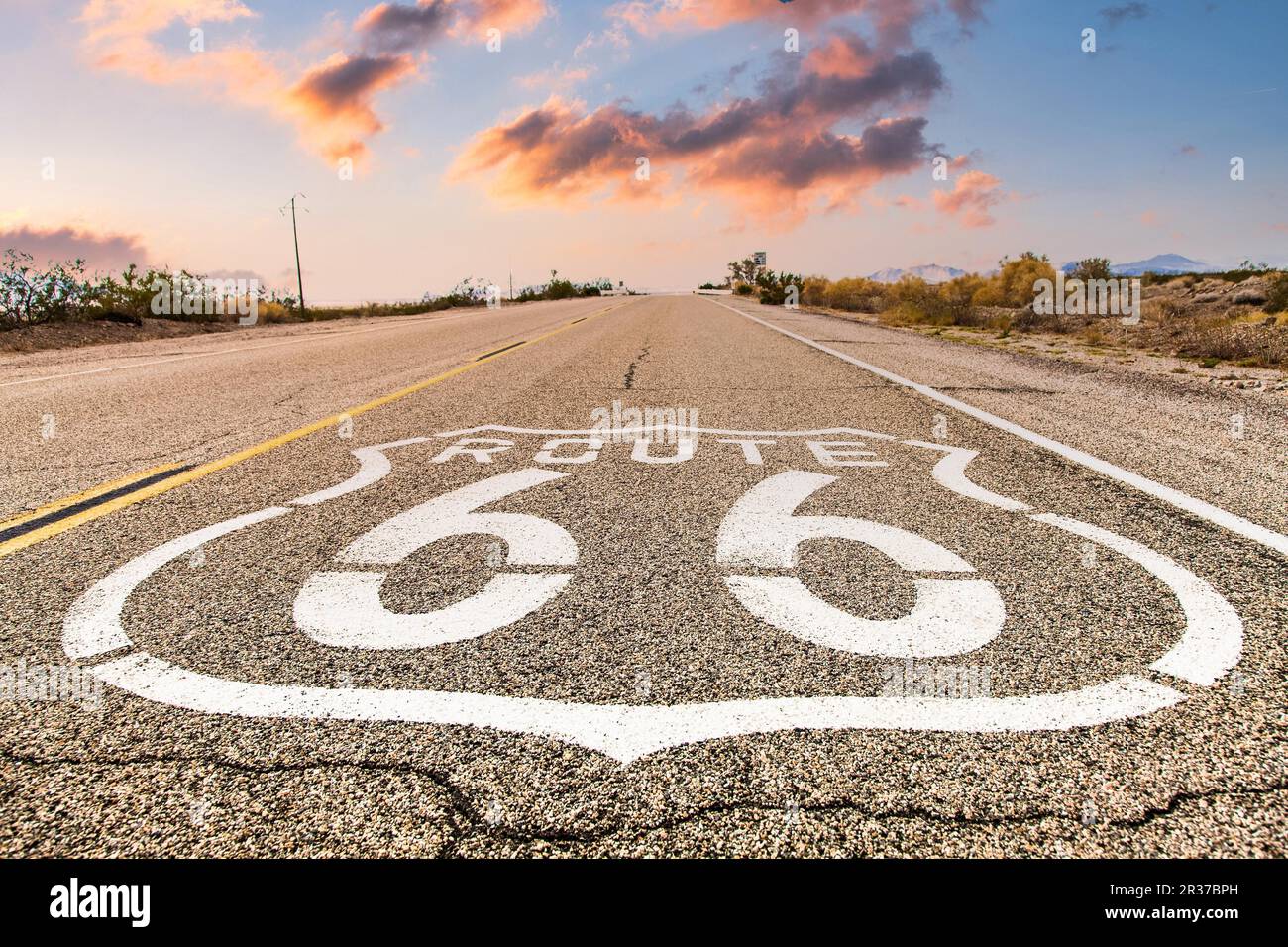 Straßenschild für die Route 66 mit blauem Himmelshintergrund. Historische Straße mit niemandem. Klassisches Konzept für Reisen und Abenteuer im Vintage-Stil Stockfoto