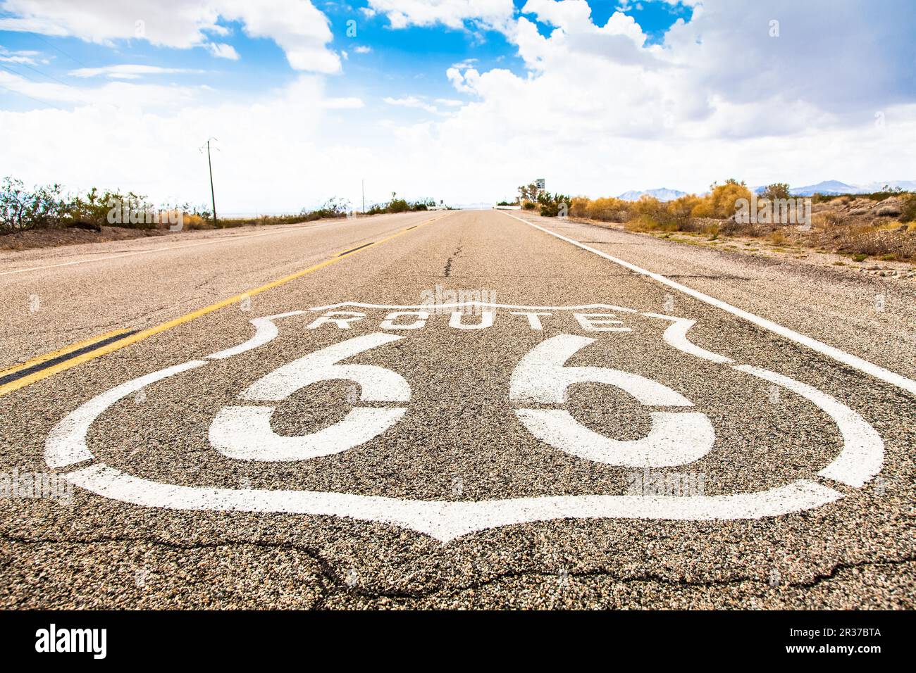 Wahrzeichen der berühmten Route 66 unterwegs in der kalifornischen Wüste Stockfoto