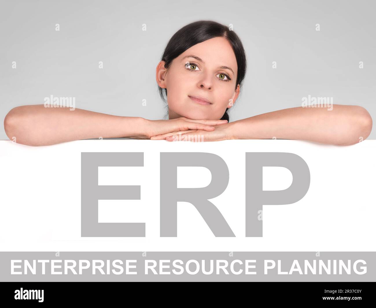 Frau lehnt sich über ein Whiteboard mit einem ERP-Symbol Stockfoto