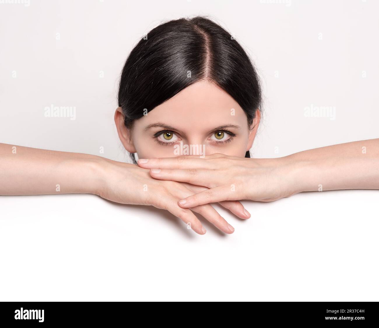 Frau lehnt sich über ein Whiteboard Stockfoto