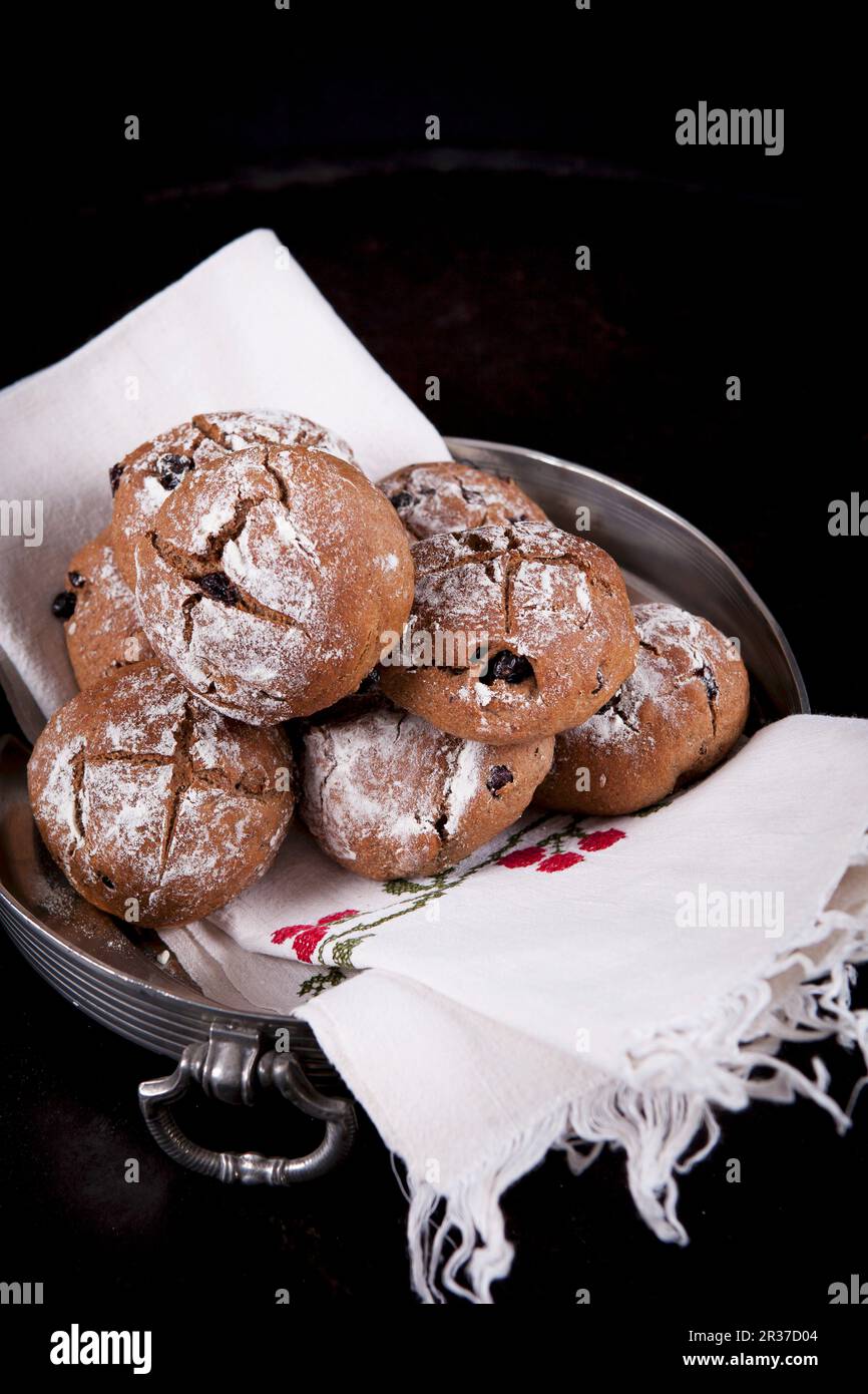 Kleine kastanie Brötchen mit Haselnüssen, Blaubeeren und Preiselbeeren Stockfoto