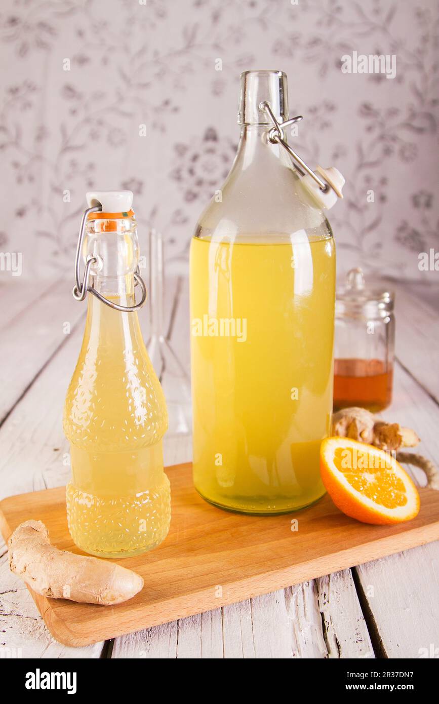 Hausgemachter Ingwersirup mit Orange und Honig Stockfoto