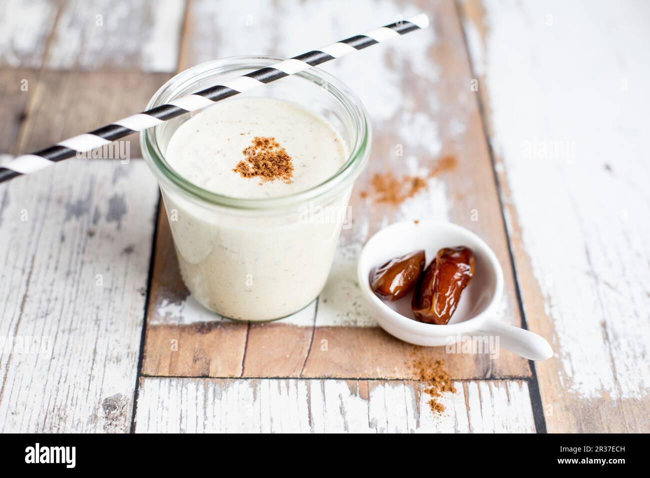 Cashew Milch mit Termine Stockfoto